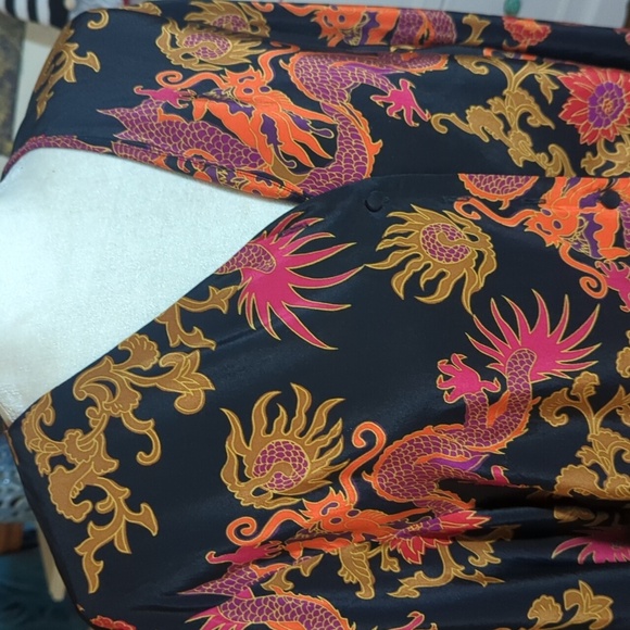 Diane Von Furstenberg 100% Silk Black and Red Dragon Print Tunic Sz S - Picture 4 of 10